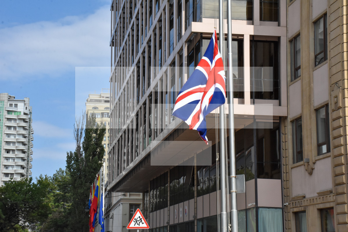 II Elizabetin vəfatı ilə əlaqədar Britaniya səfirliyində bayraqlar endirilib, matəm kitabı açılıb - YENİLƏNİB 1 