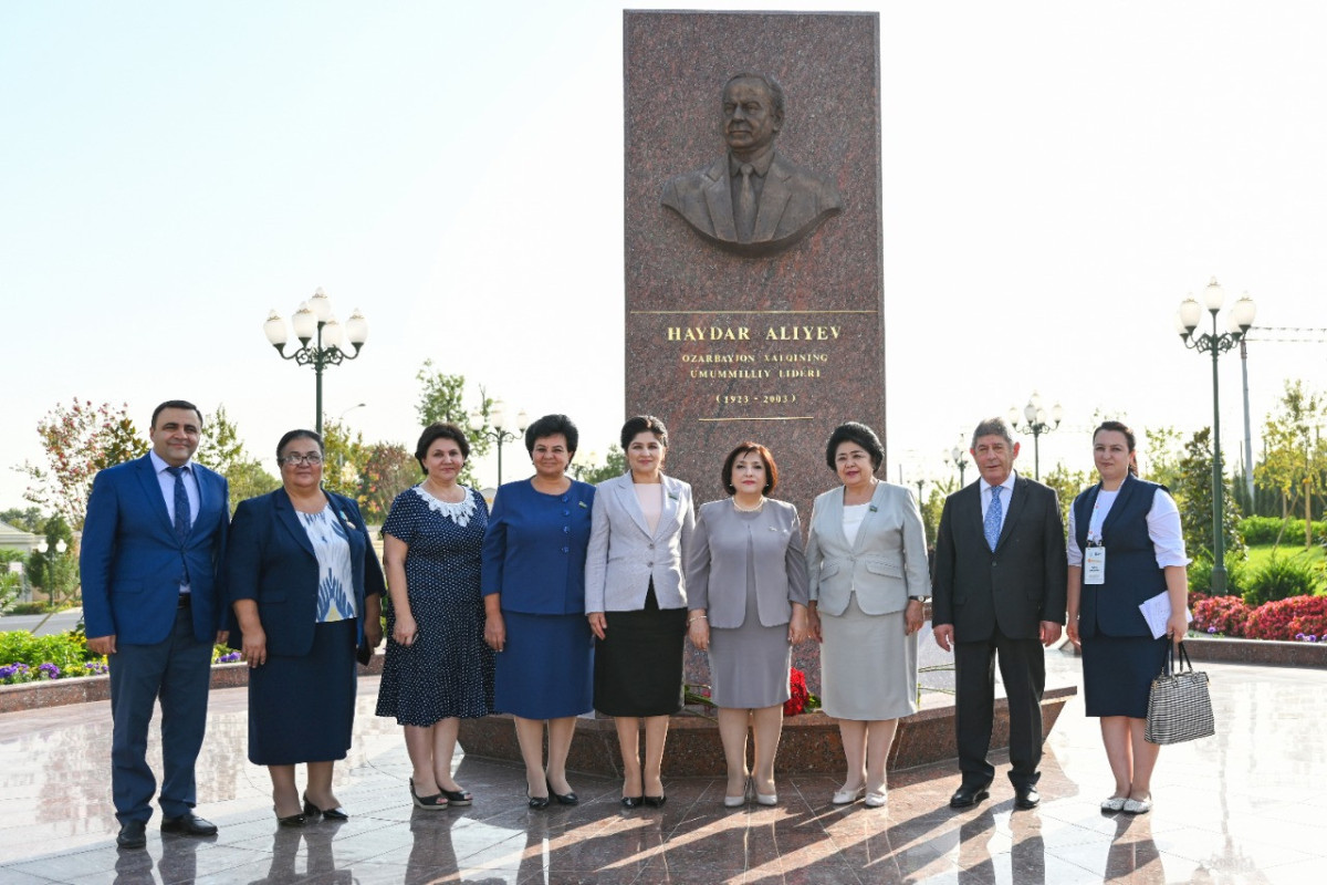 Sahibə Qafarovanın başçılıq etdiyi nümayəndə heyəti Daşkənddə Heydər Əliyev Meydanında olub