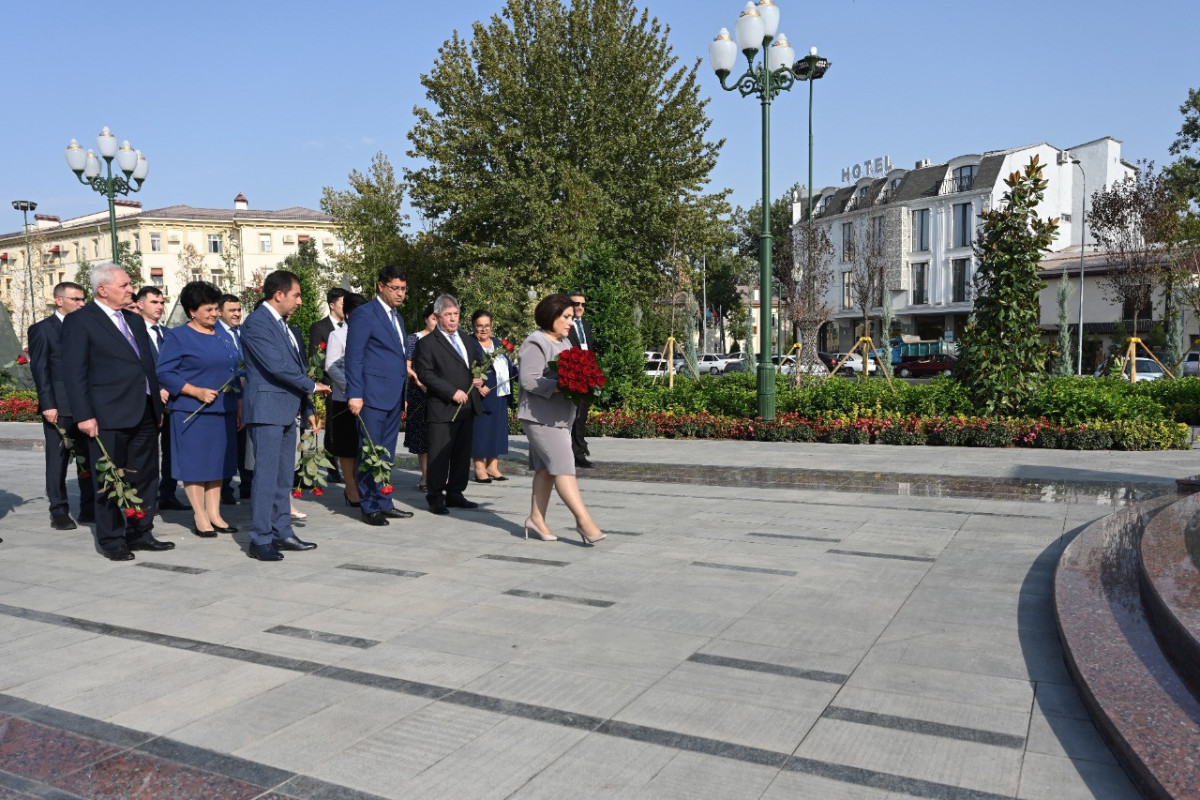 Делегация Милли Меджлиса побывала на ташкентской площади имени Гейдара Алиева 