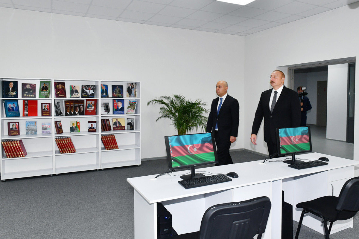 Президент Ильхам Алиев ознакомился с условиями, созданными в здании заново отстроенной школы в поселке Сарай