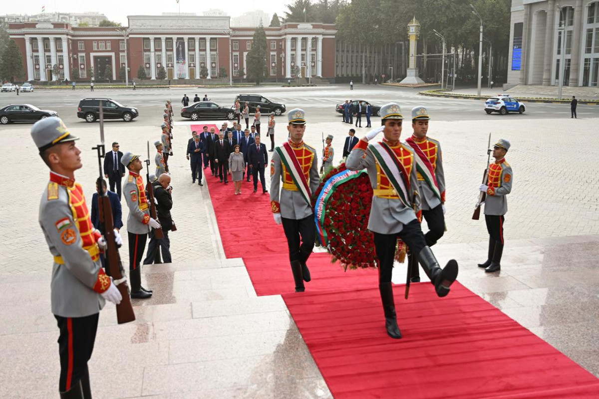 Парламентская делегация Азербайджана побывала на площади Дусти в Душанбе 