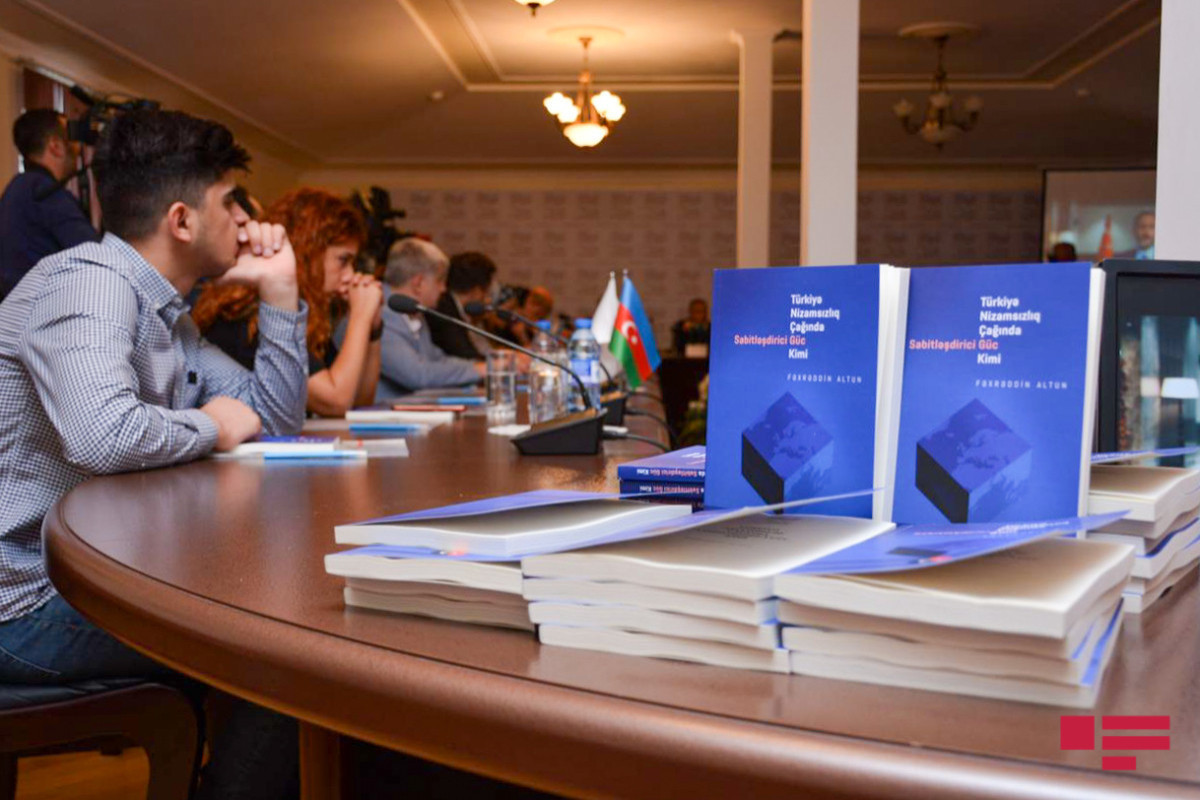 В Баку состоялась презентация книги Фахреттина Алтуна