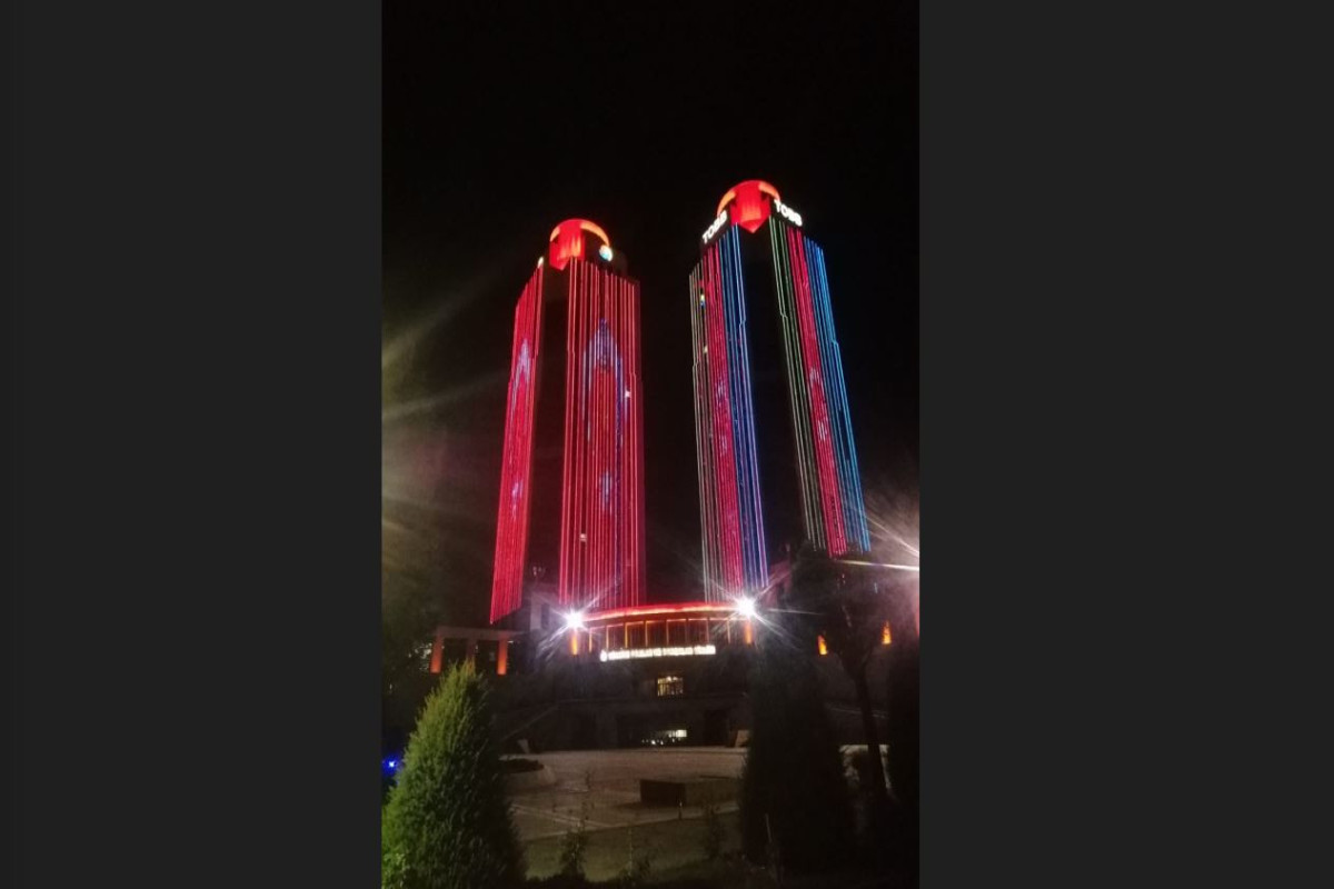 Башни-близнецы в Анкаре окрасились в цвета азербайджанского флага