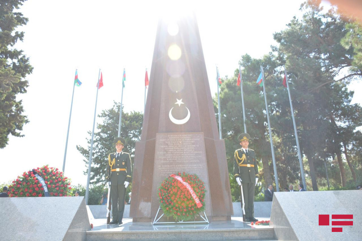 Сотрудники посольства Турции почтили память погибших за освобождение Баку-ФОТО 