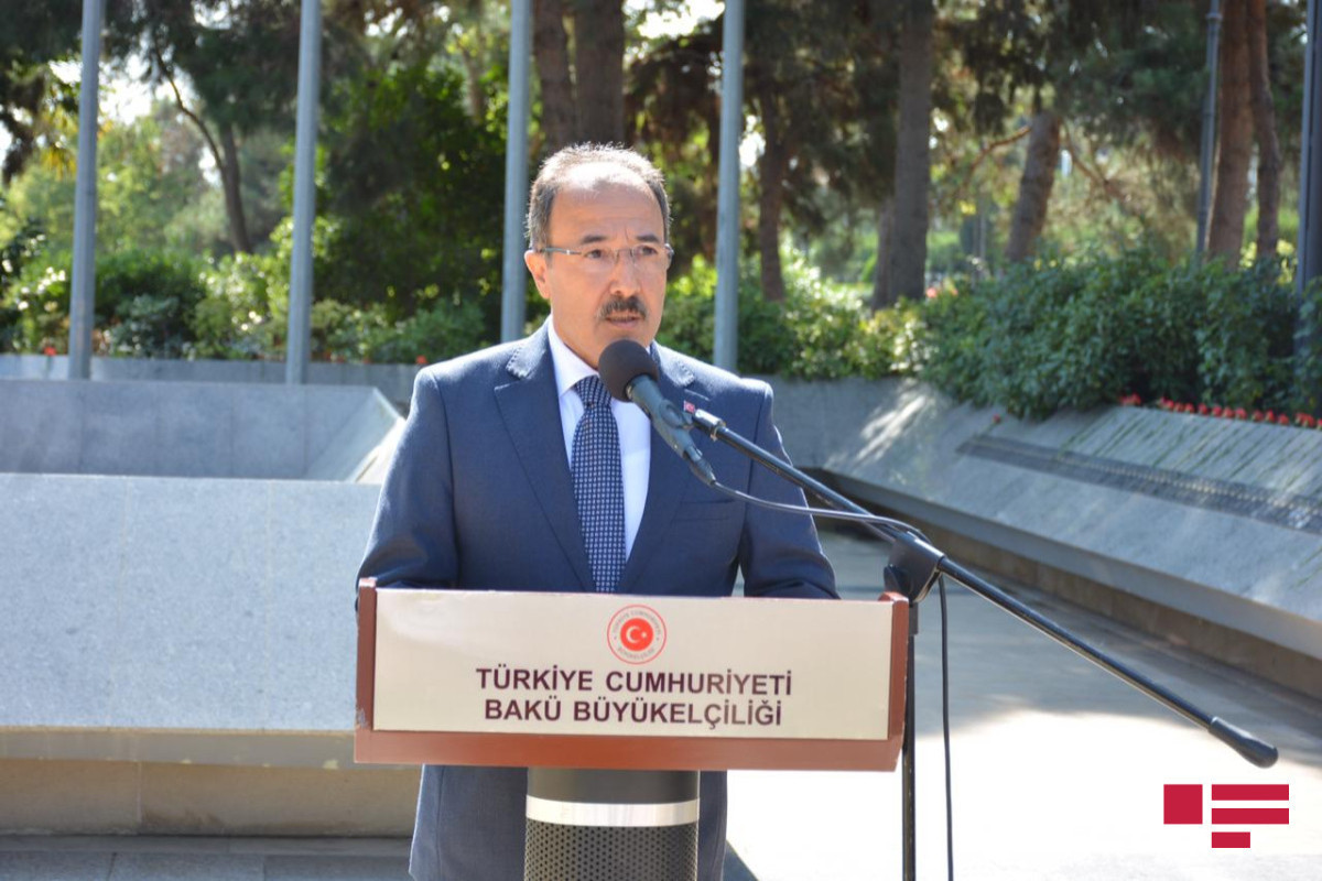 Сотрудники посольства Турции почтили память погибших за освобождение Баку-ФОТО 