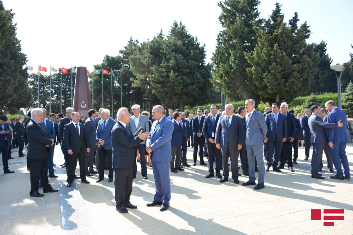 Представители политических партий посетили мемориал турецким воинам