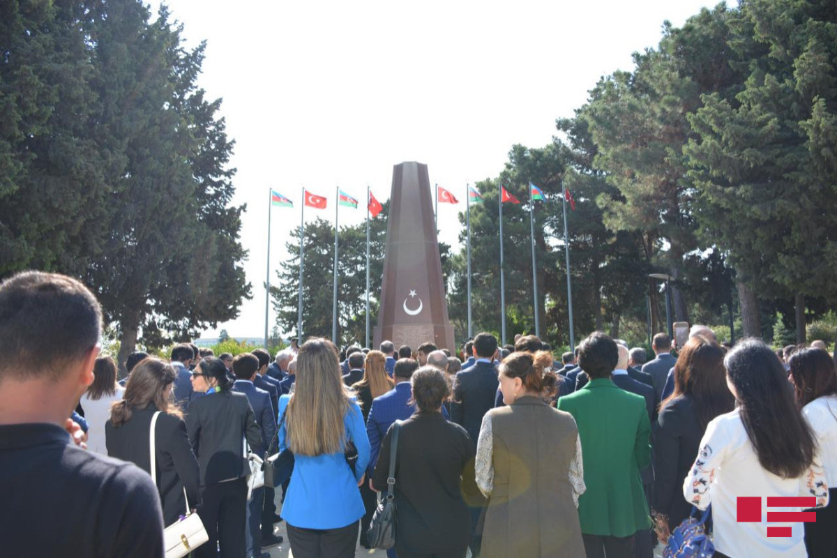 Представители политических партий посетили мемориал турецким воинам