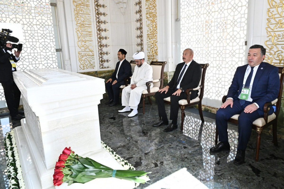 Президент Азербайджана посетил мавзолей Ислама Каримова