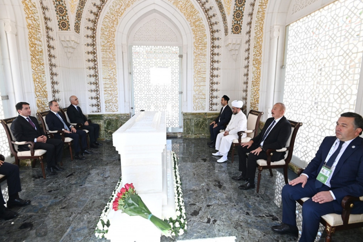 Президент Азербайджана посетил мавзолей Ислама Каримова