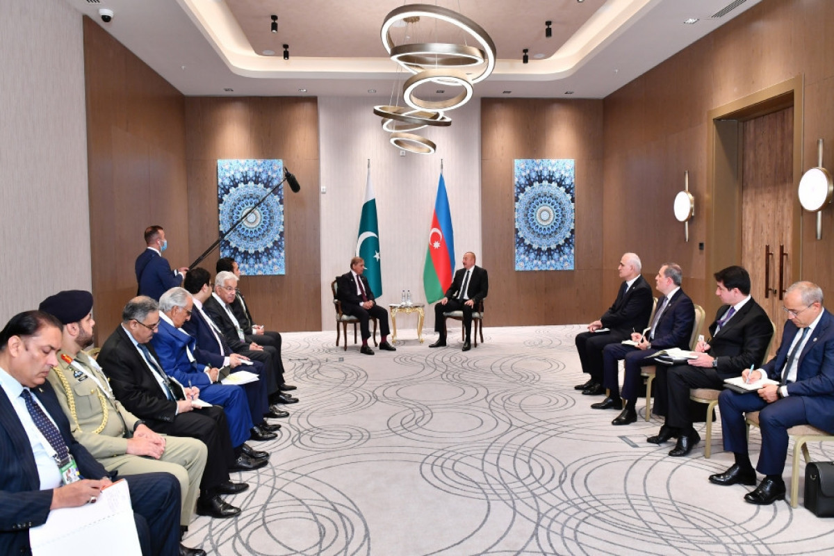 Президент Ильхам Алиев встретился в Самарканде с премьер-министром Пакистана