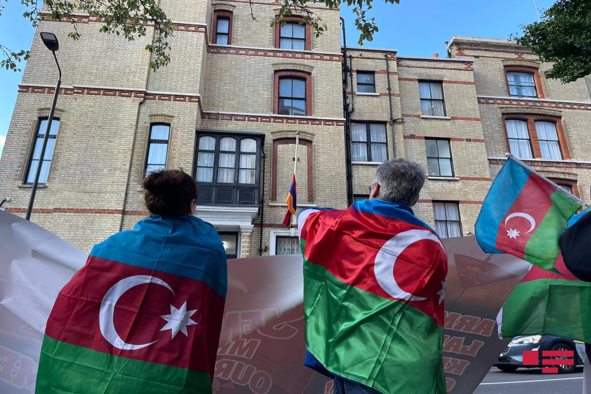 Londonda yaşayan azərbaycanlılar Ermənistan səfirliyinin qarşısında dinc etiraz aksiyası keçirib