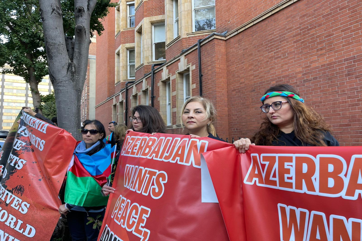 Azerbaijanis living in London held a peaceful protest in front of the Armenian embassy-PHOTO -VIDEO 