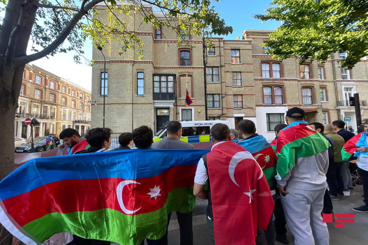 Londonda yaşayan azərbaycanlılar Ermənistan səfirliyinin qarşısında dinc etiraz aksiyası keçirib - FOTO  - VİDEO 