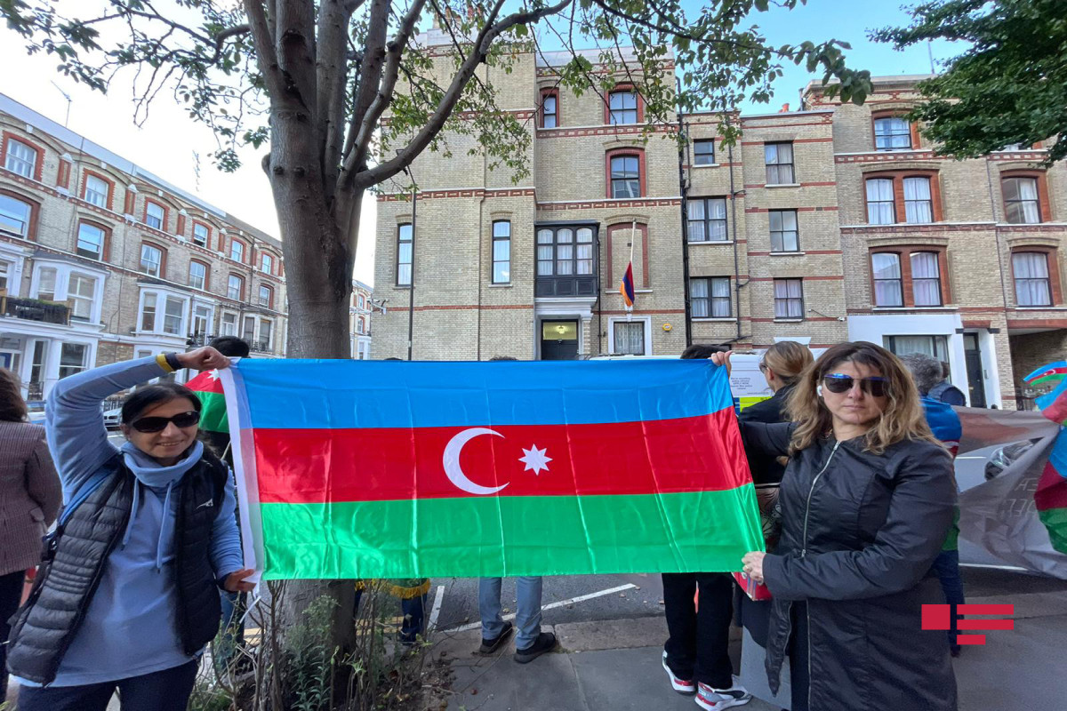 Londonda yaşayan azərbaycanlılar Ermənistan səfirliyinin qarşısında dinc etiraz aksiyası keçirib - FOTO  - VİDEO 