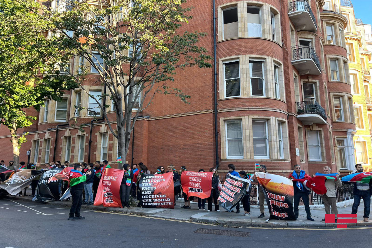 Проживающие в Лондоне азербайджанцы провели мирную акцию протеста перед посольством Армении-ФОТО -ВИДЕО 