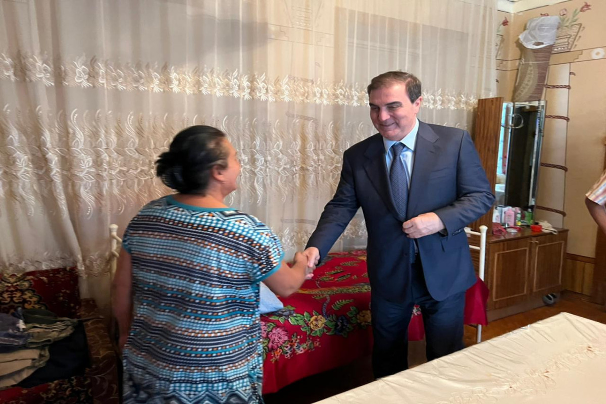 Niyazi Bayramov yaralı hərbiçilərimizin ailələrinə baş çəkib