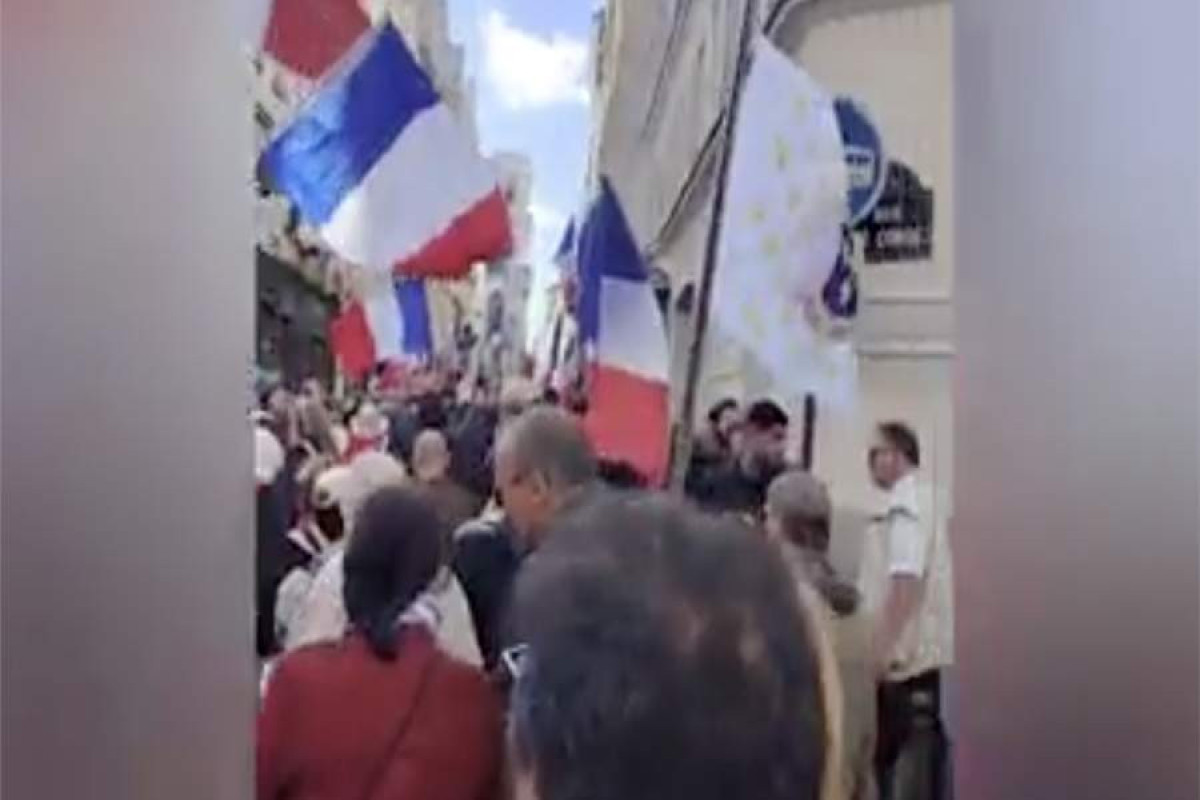 В Париже тысячи человек вышли с требованием отставки Макрона