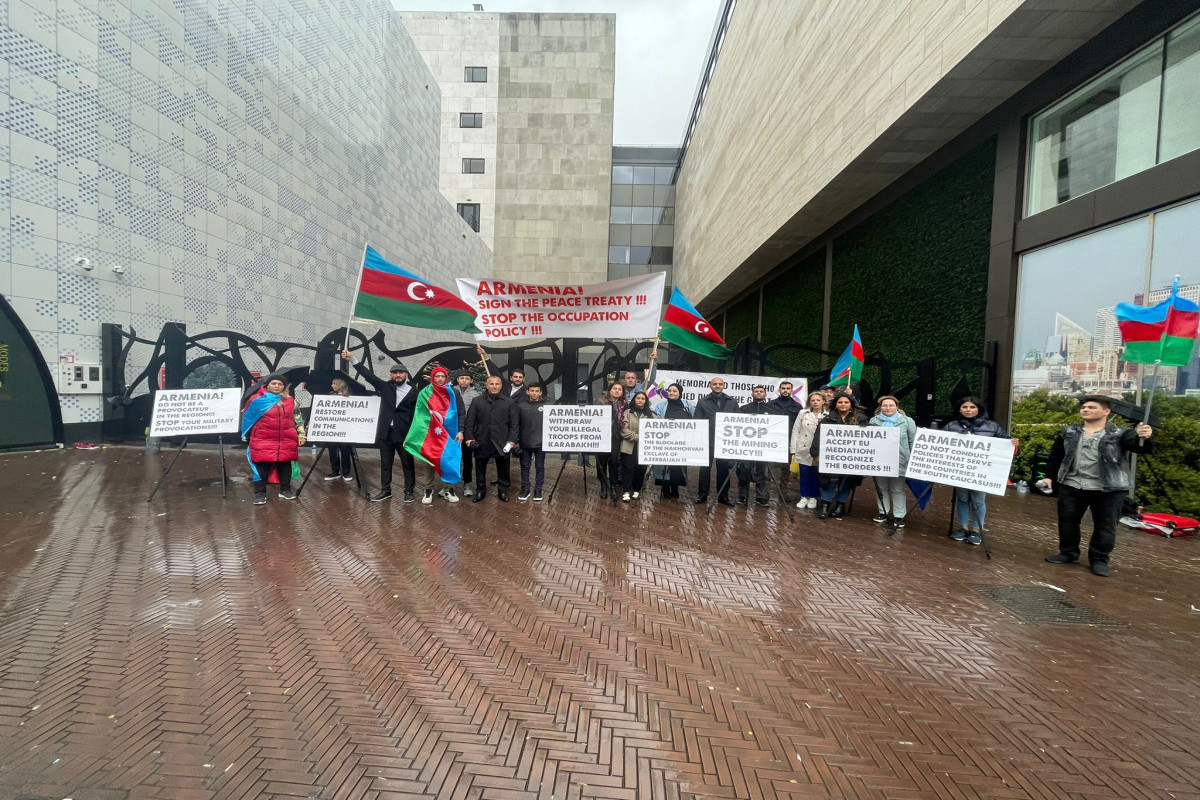 Азербайджанцы провели в Гааге акцию протеста из-за провокаций Армении-ФОТО 