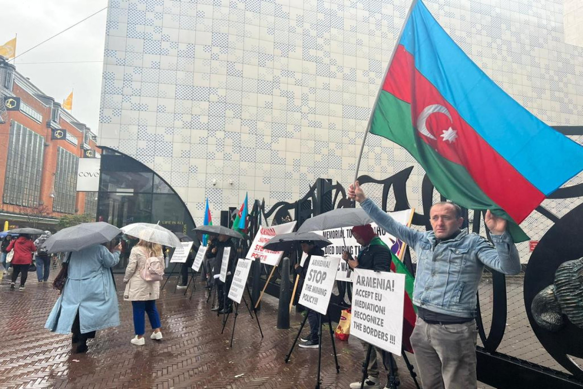 Азербайджанцы провели в Гааге акцию протеста из-за провокаций Армении-ФОТО 