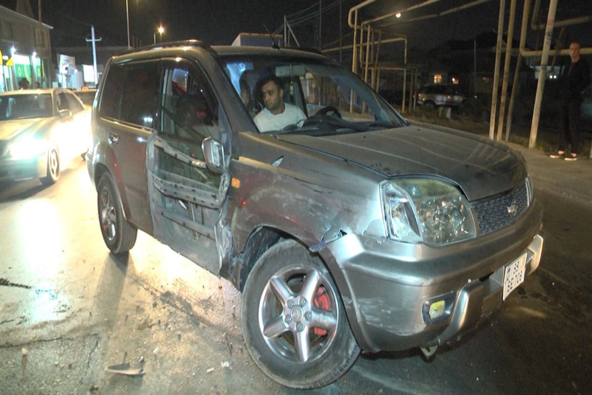 Столкновение двух машин в Баку привело к пробке на дороге-ФОТО 
