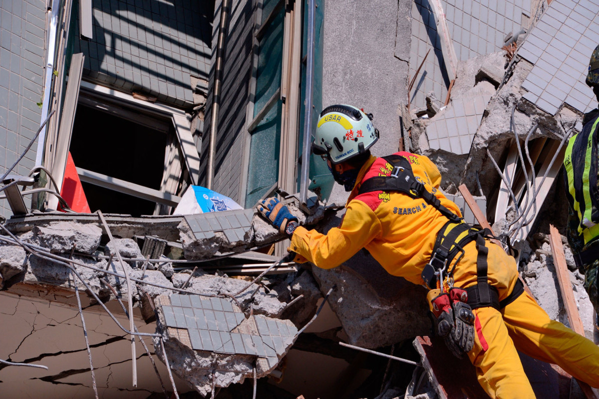 Один человек погиб и 142 пострадали при землетрясении на Тайване-ВИДЕО 