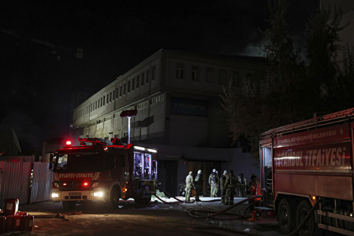İstanbulda fabrikdə başlayan yanğın 14 saatdır söndürülməyib