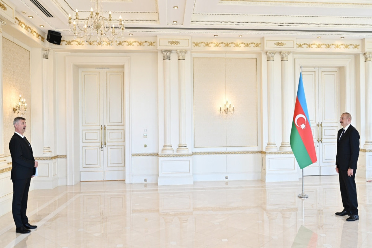 Президент Ильхам Алиев принял верительные грамоты новоназначенного посла Венгрии