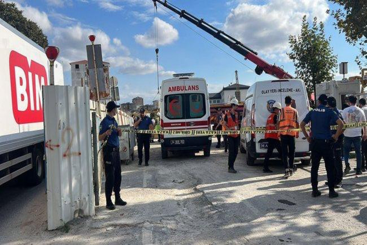 İstanbulda kran aşıb, 2 nəfər ölüb