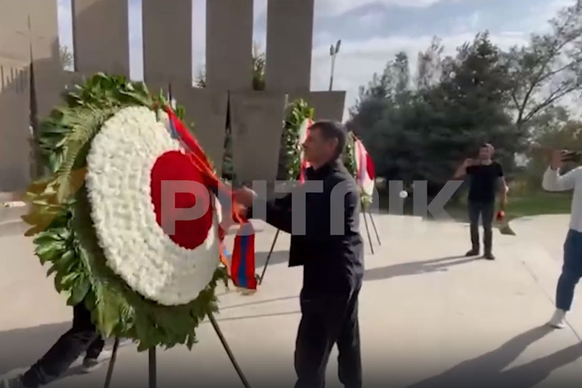 В Армении матери солдат опрокинули венки на военном кладбище, произошло столкновение с полицией -ВИДЕО 