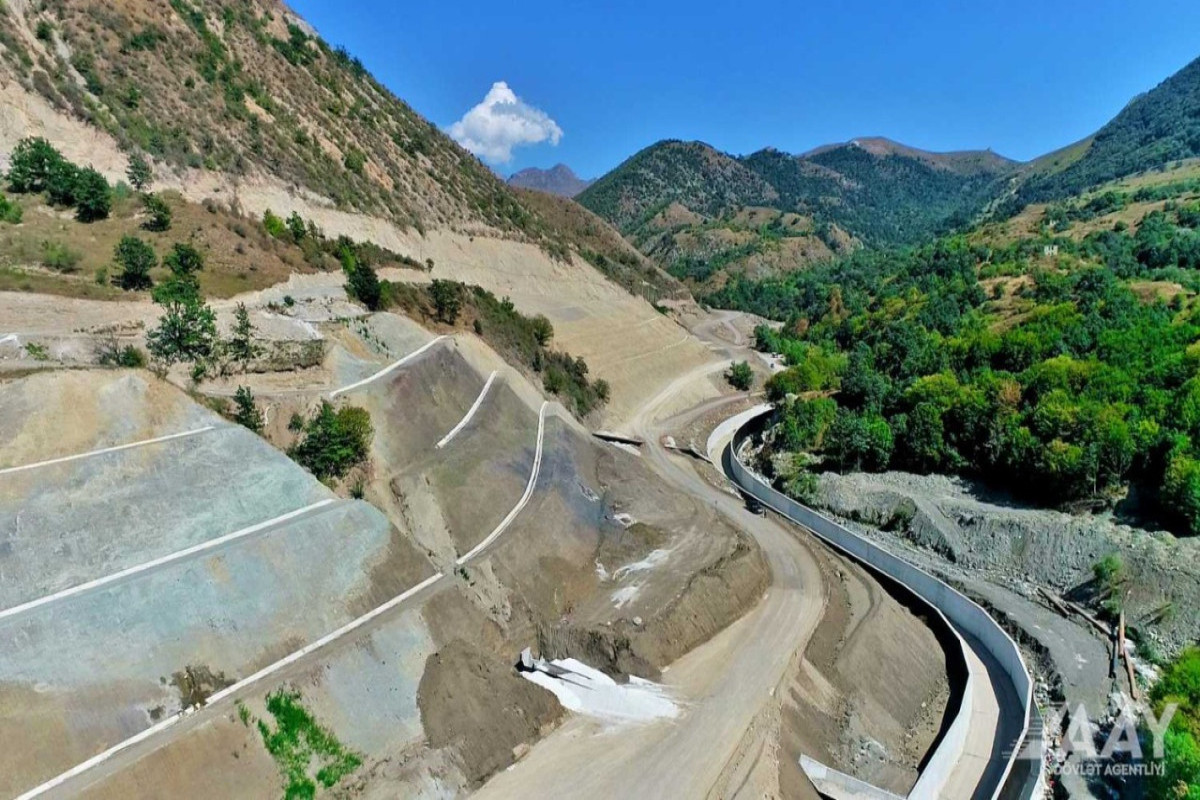 Продолжается строительство дороги Тоганалы-Кяльбаджар-Истису и туннеля Муровдаг-ФОТО 