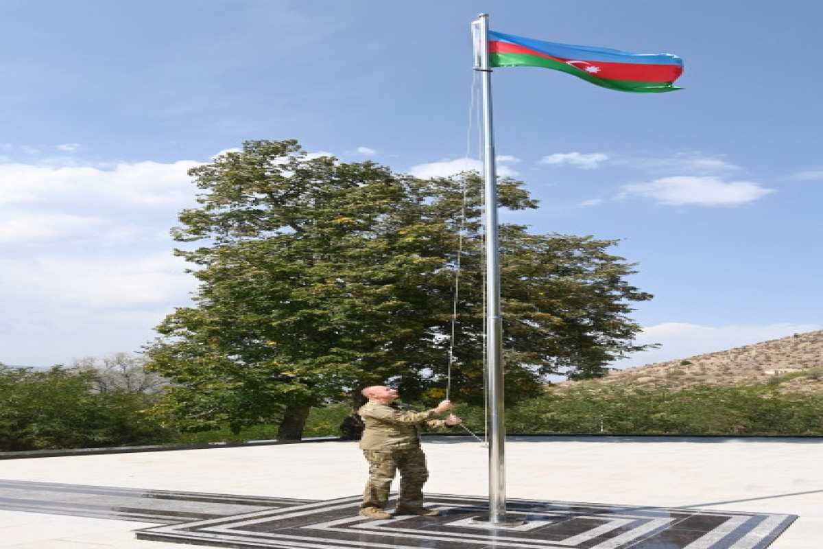 Prezident İlham Əliyev Laçın şəhərində Azərbaycan Bayrağını ucaldıb  - FOTO 