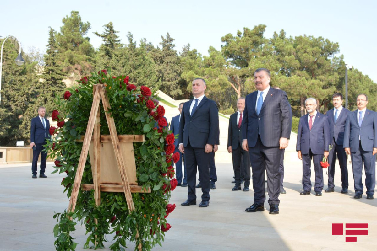 Türkiye's Minister of Health visits Alley of Honor and Alley of Martyrs-PHOTO 