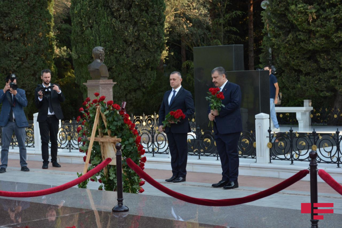 Türkiye's Minister of Health visits Alley of Honor and Alley of Martyrs-PHOTO 