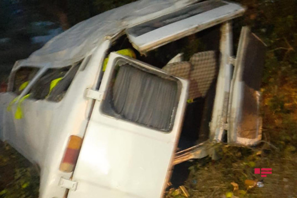 В результате опрокидывания микроавтобуса в Шабране 1 человек погиб, 16 получили ранения