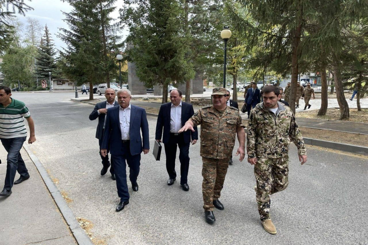 Миссия ОДКБ в Армении во главе с генсеком посетила границу с Азербайджаном