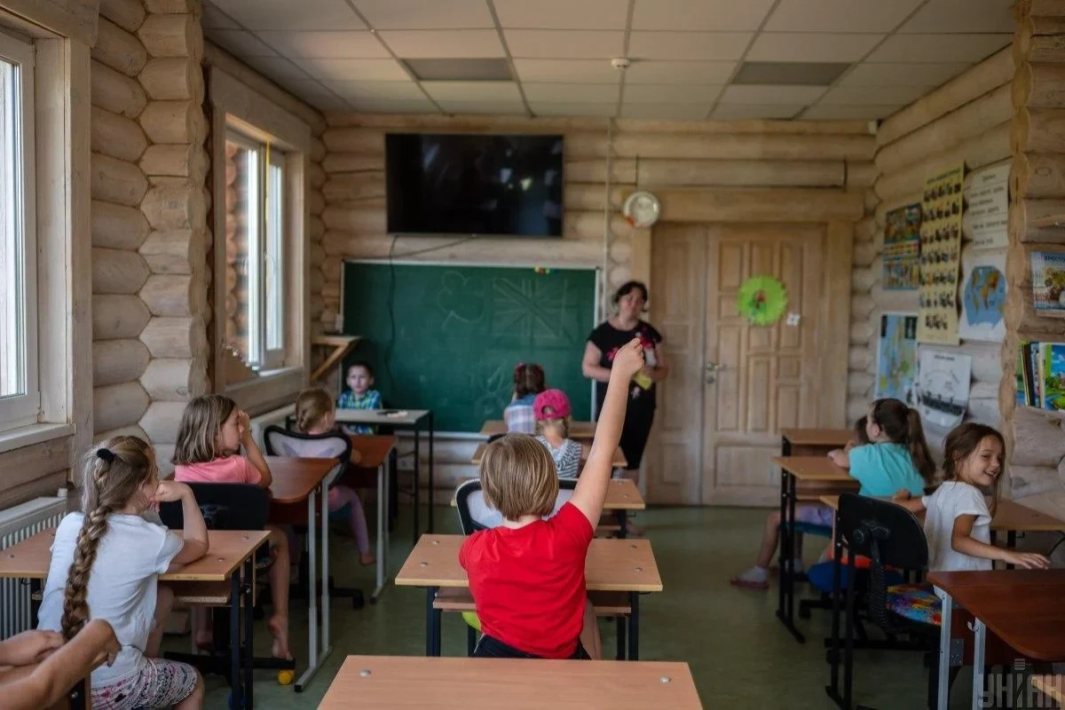 Из-за войны из Украины выехали более 16 тысяч учителей