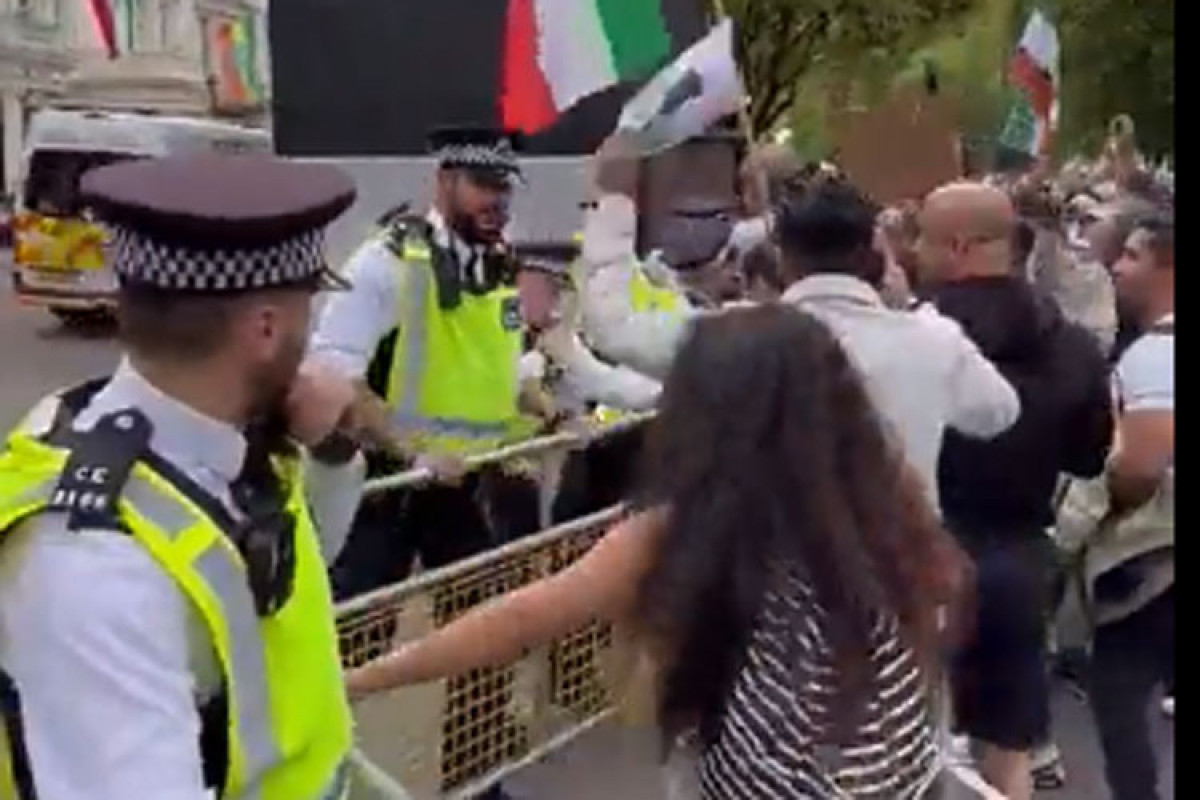 Несколько полицейских ранены во время беспорядков у посольства Ирана в Лондоне