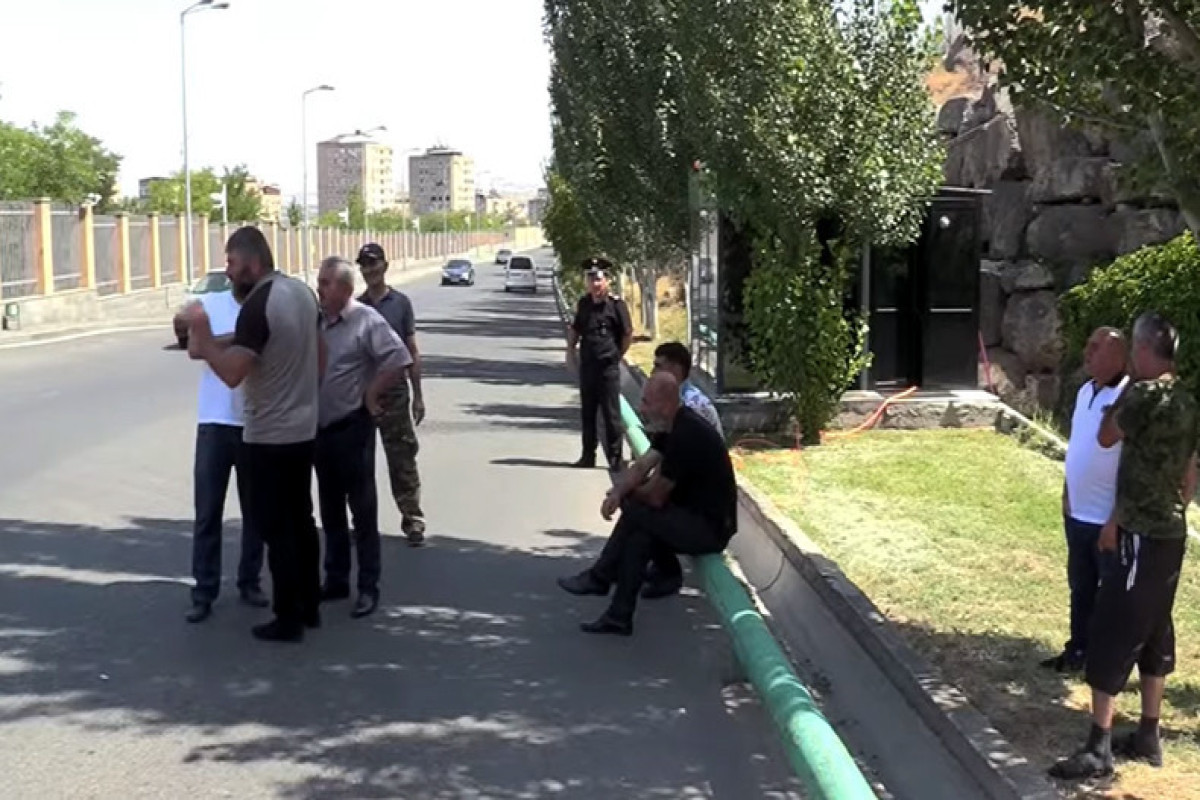 Родители армянских военнослужащих проводят акцию протеста перед зданием Минобороны