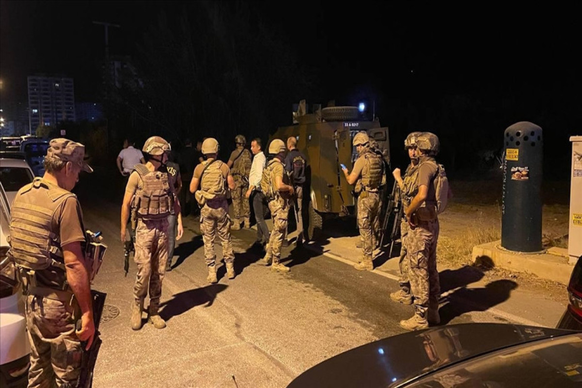 Türkiyədə polis yataqxanasına silahlı basqın olub