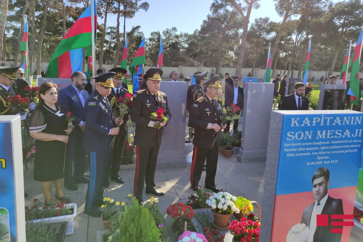 Azerbaijan's Defense Minister visits Alley of Martyrs