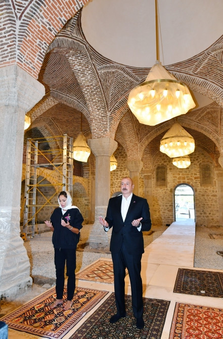 İlham Əliyev və Mehriban Əliyeva Şuşada Yuxarı Gövhərağa məscidini ziyarət etdi - YENİLƏNİB 6 Prezident və Mehriban Əliyeva Şuşada Yuxarı Gövhər Ağa məscidini ziyarət edib - YENİLƏNİB 1
