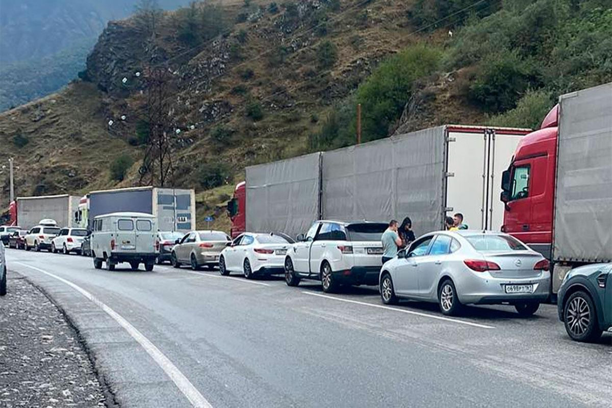Rusiya-Gürcüstan sərhədində nəqliyyat vasitələrinin sayı azalıb