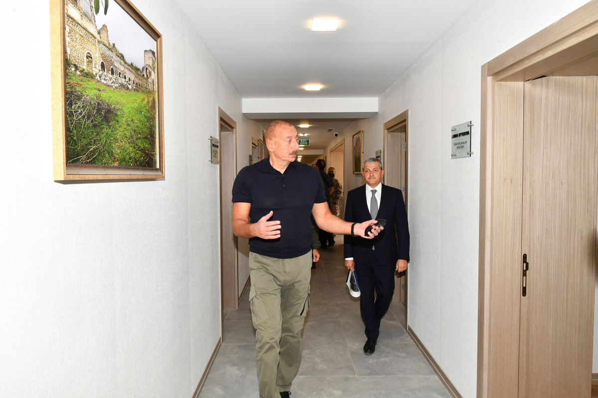 Президент Ильхам Алиев и первая леди Мехрибан Алиева ознакомились с ходом строительства новых объектов в Шуше