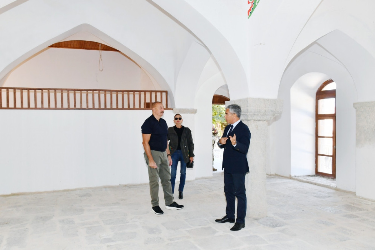 Президент и первая леди ознакомились с ходом восстановительных работ в комплексе имения Мехмандаровых