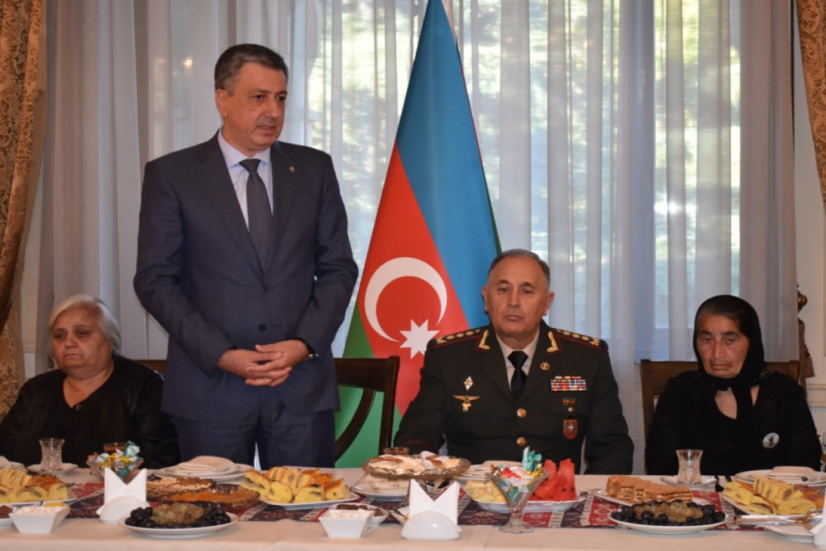 Начальник штаба Азербайджанской Армии встретился с семьями шехидов в Тбилиси-ФОТО 