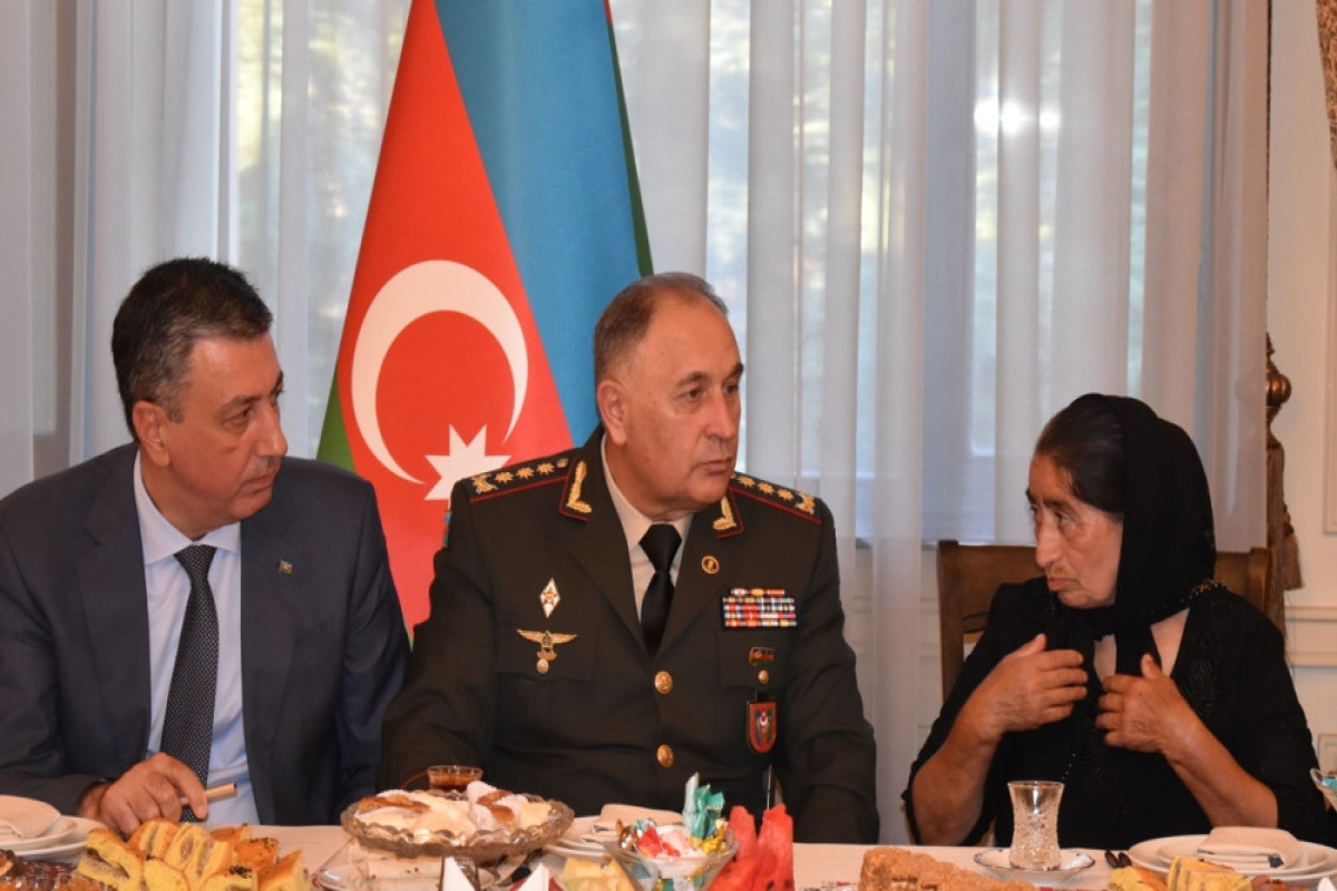 Начальник штаба Азербайджанской Армии встретился с семьями шехидов в Тбилиси-<span class="red_color">ФОТО