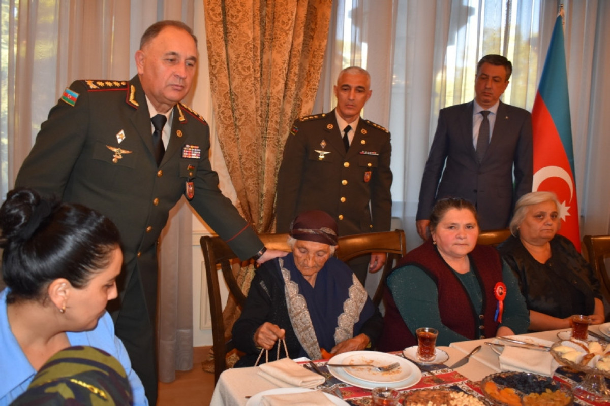 Начальник штаба Азербайджанской Армии встретился с семьями шехидов в Тбилиси-ФОТО 