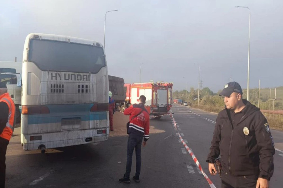 В Украине автобус столкнулся с грузовиком, пострадали 17 человек