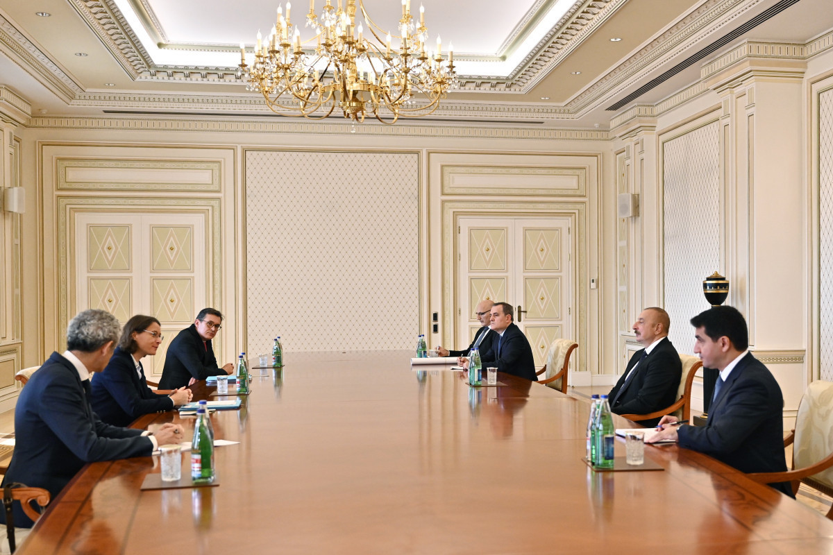 Президент Ильхам Алиев принял советника Кабинета Президента Франции Изабель Дюмон