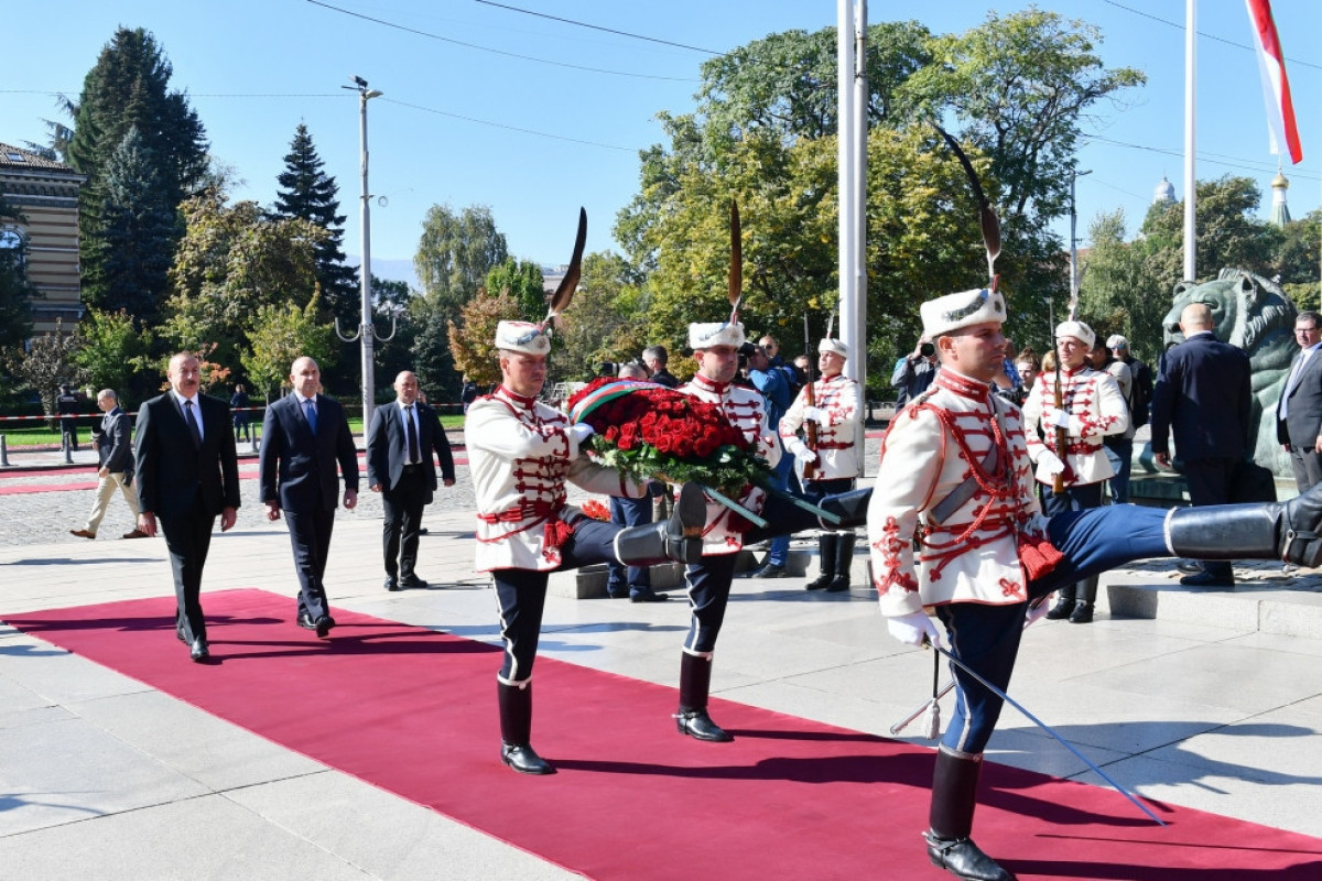 Президент Азербайджана посетил могилу Неизвестного солдата в Софии